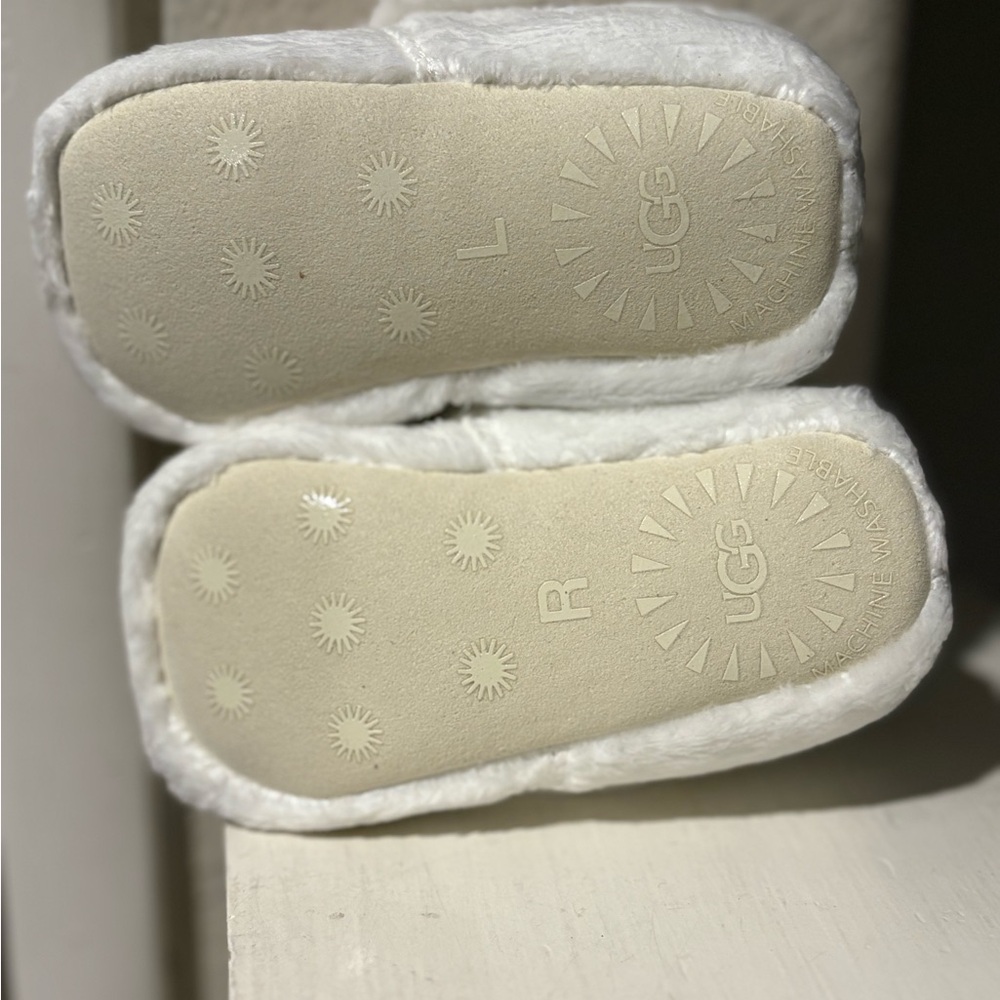 UGG Bixbee Infant Soft Baby Booties Slippers Pure White Sz 4/5~12-18 Months - Picture 10 of 10